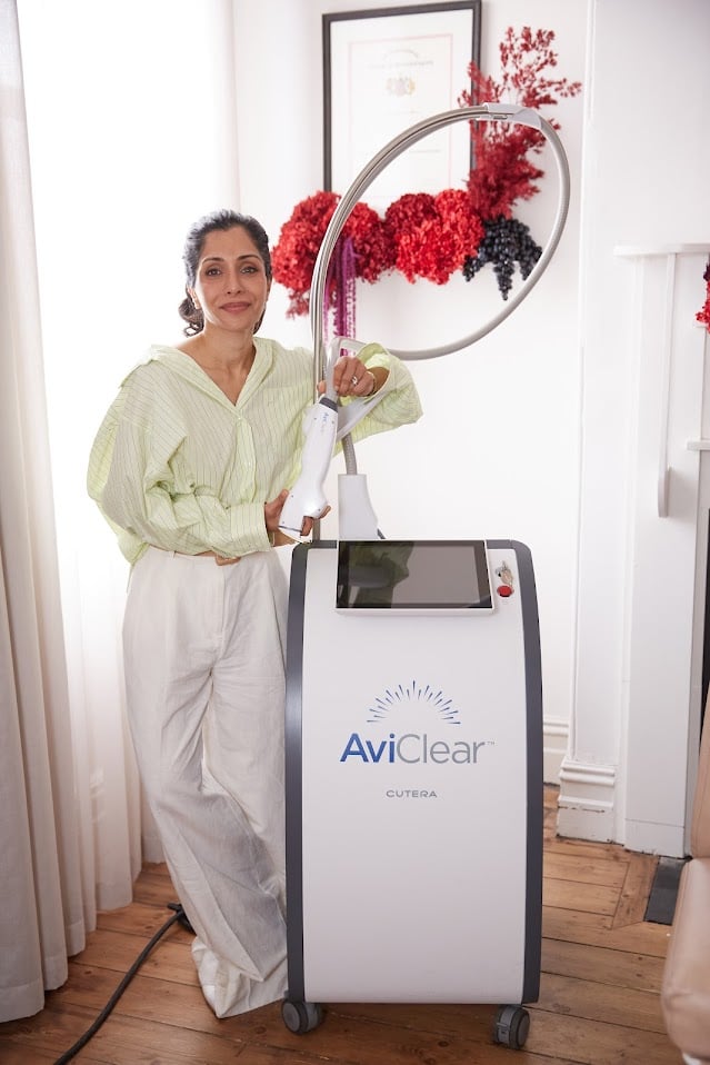 Dr Shammi with the AviClear treatment device